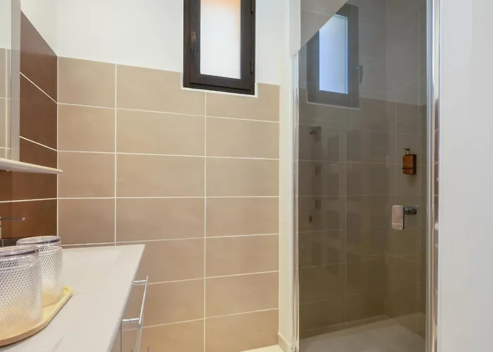 La Monarque (adults Only) アグド